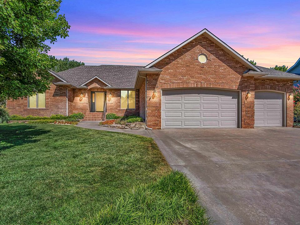 1st image of 302 Lakewood Dr
