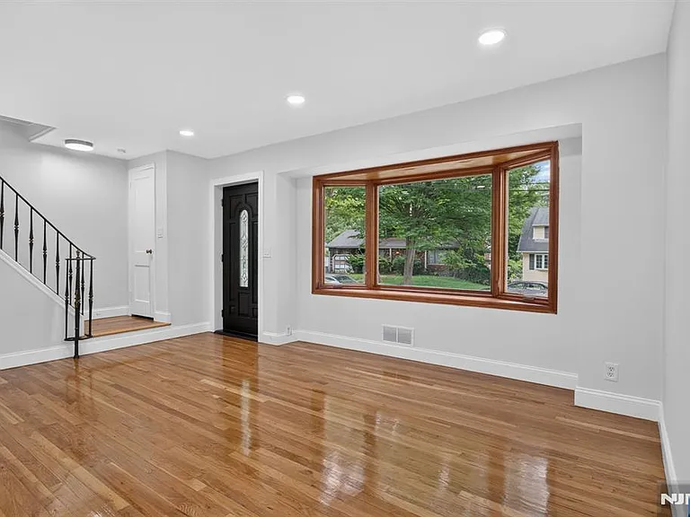 670 John St — Photo 4