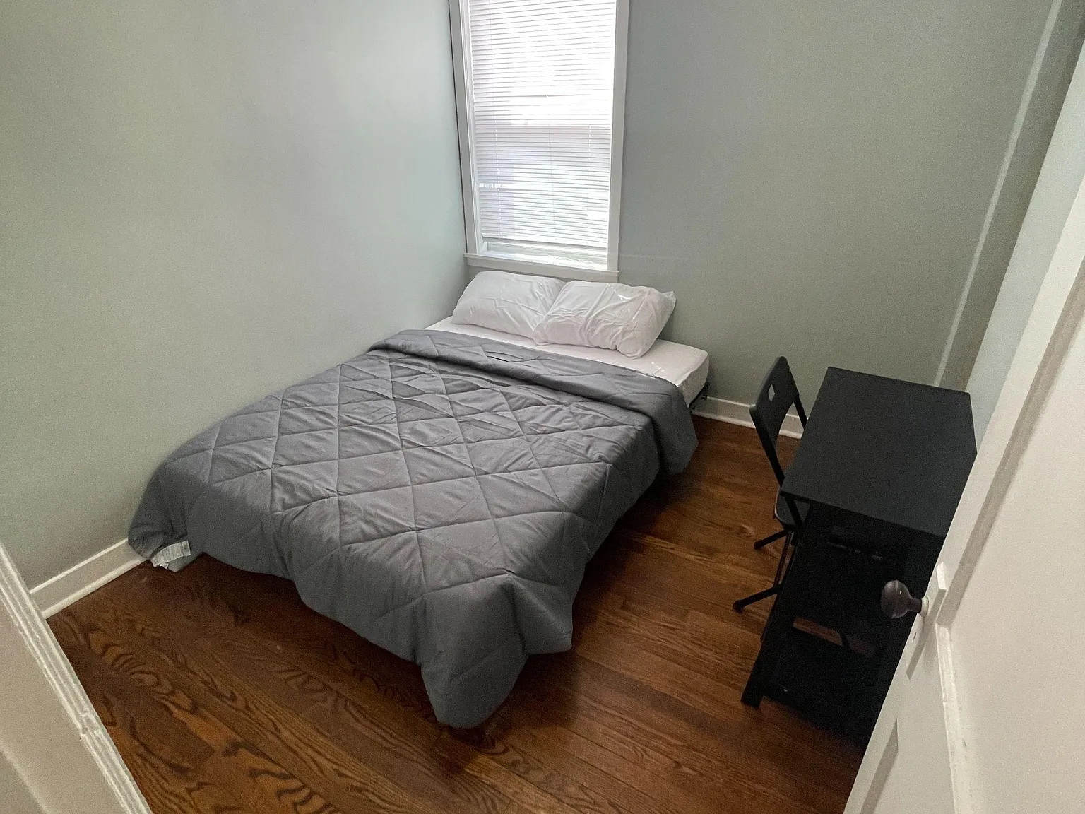3 bed, 1.0 bath, 800 sqft, $1,001 — Photo 2