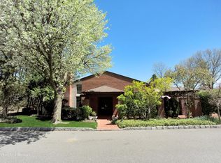 96 Crows Nest Ct, Manhasset, NY 11030