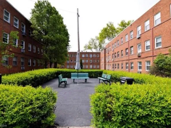 13797 Cedar Rd, Cleveland, OH 44118