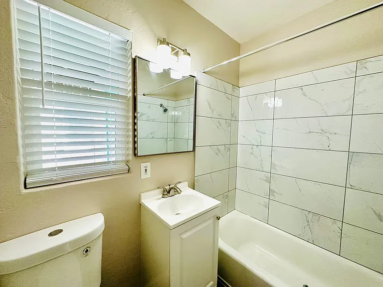1 Bedrooms Near U of A! Cottage Style Homes with Washer/Dryers and Renovated! — Photo 21