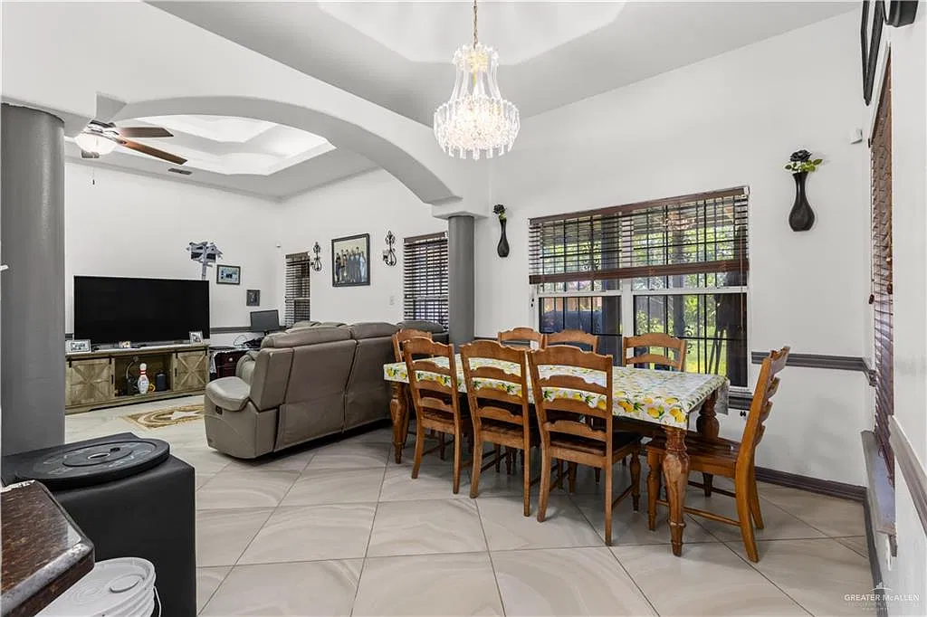 5 bed, 2.0 bath, 1985 sqft, $1,700 — Photo 3