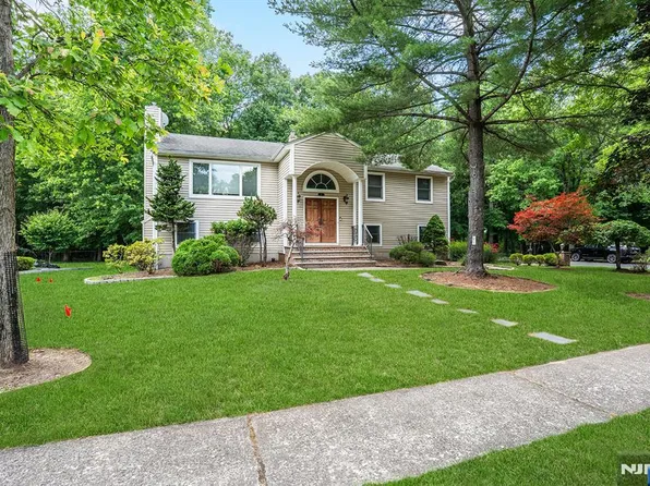 21 Kennedy Cir, Closter, NJ 07624