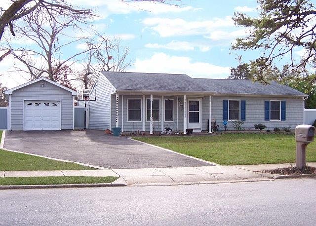 1st image of 914 Peconic St