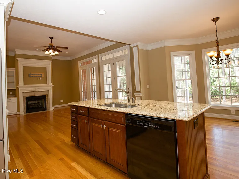16 Montrose Ct — Photo 44