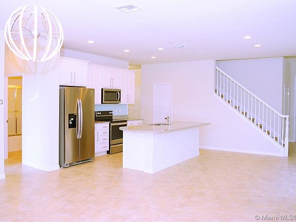 4th image of 1008 Banyan Dr