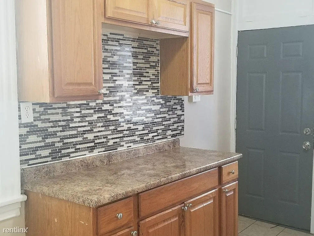 818 Spring St photo 1