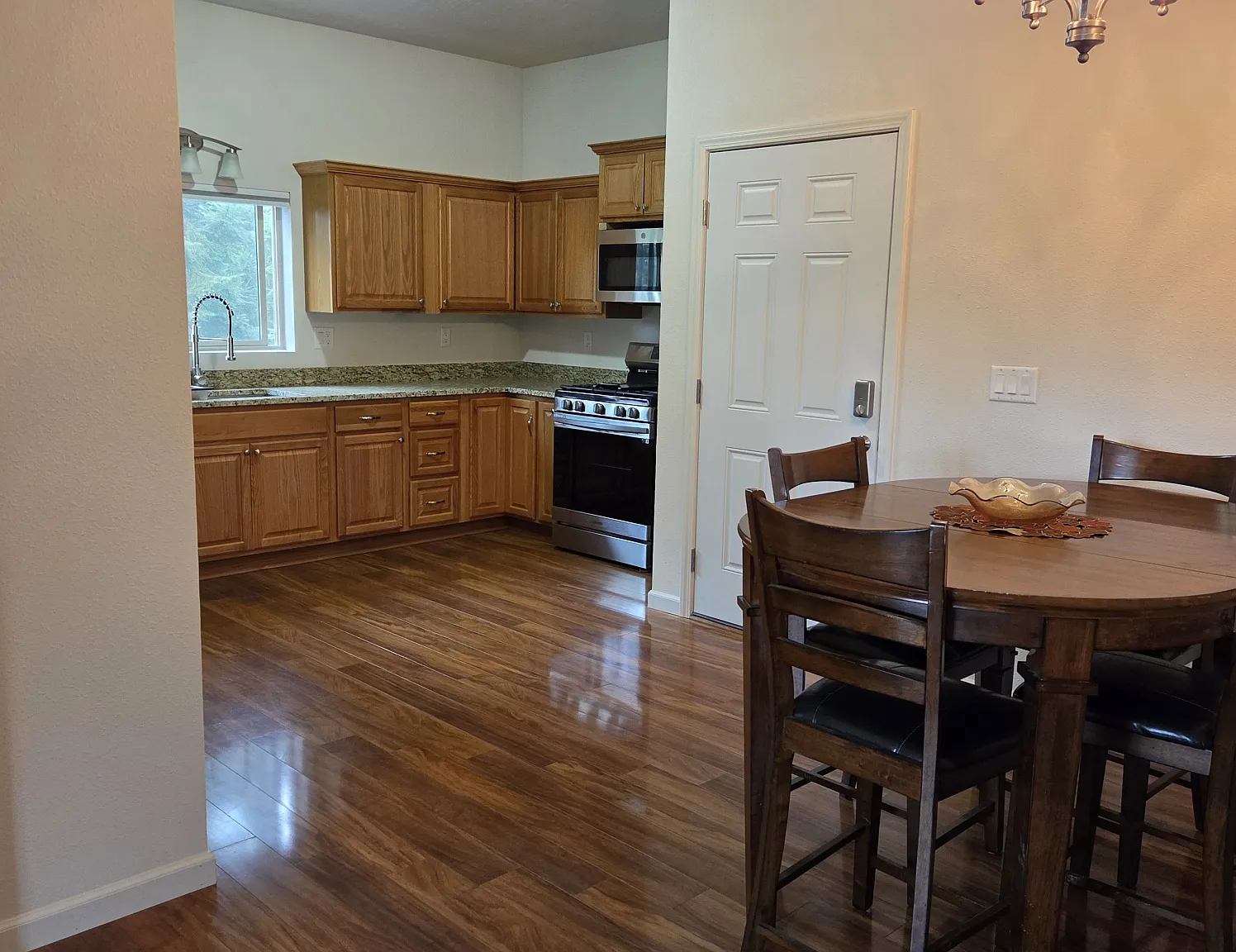 1 bed, 1000 sqft, $2,200 — Photo 3