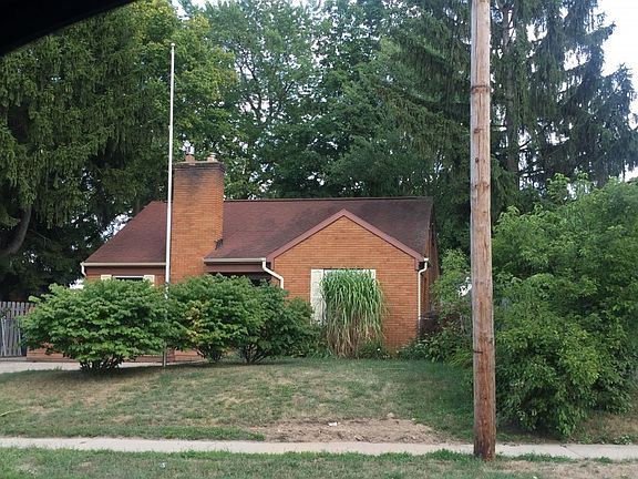 3rd image of 2416 Plainfield Ave NE