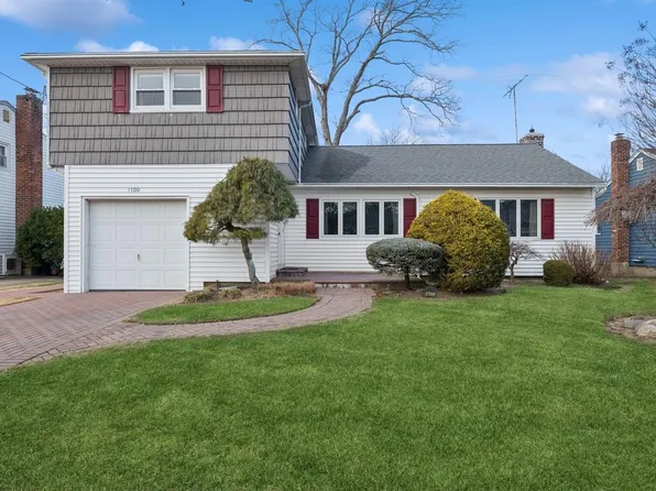 1700 Saint Marks Avenue, Merrick, NY 11566