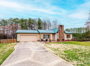6142 Gold Creek Estate Dr, Hickory, NC 28601