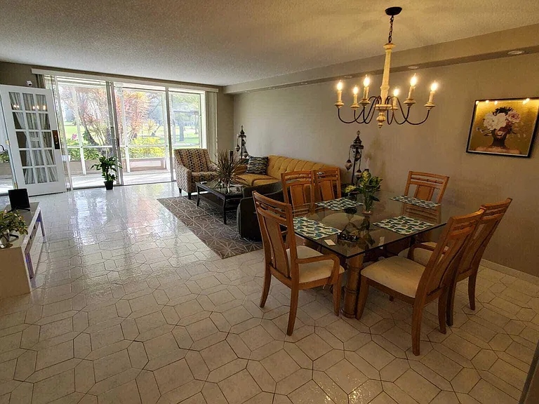 3800 Oaks Clubhouse Dr #112 — Photo 2
