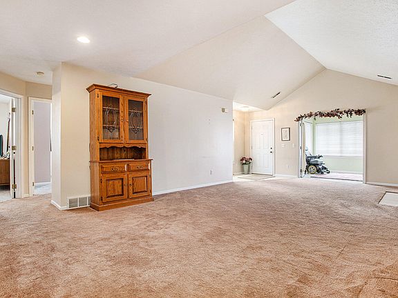 5th image of 186 Ashton Lake Dr