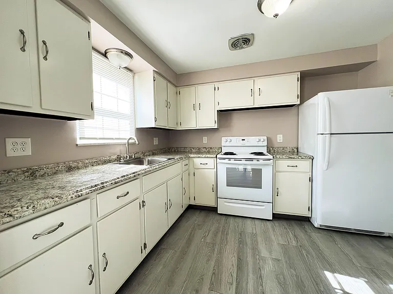 Stoney Creek Apartments — Photo 20