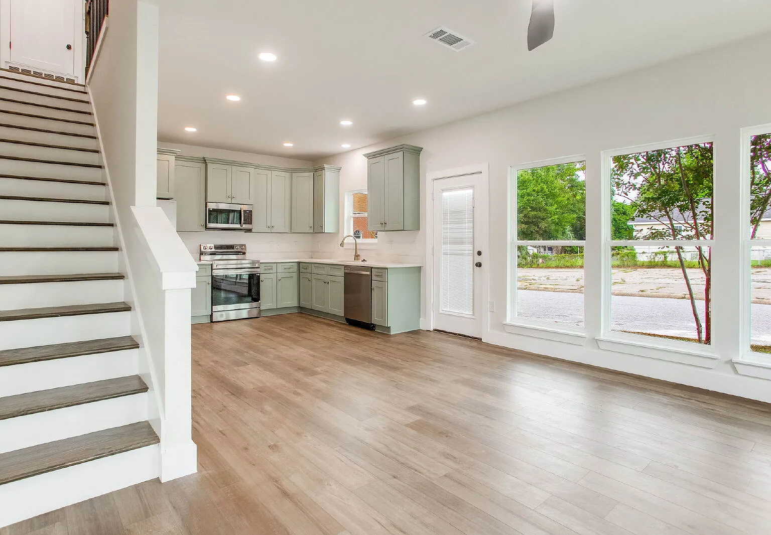 3 bed, 3.0 bath, 1218 sqft, $2,000 — Photo 1