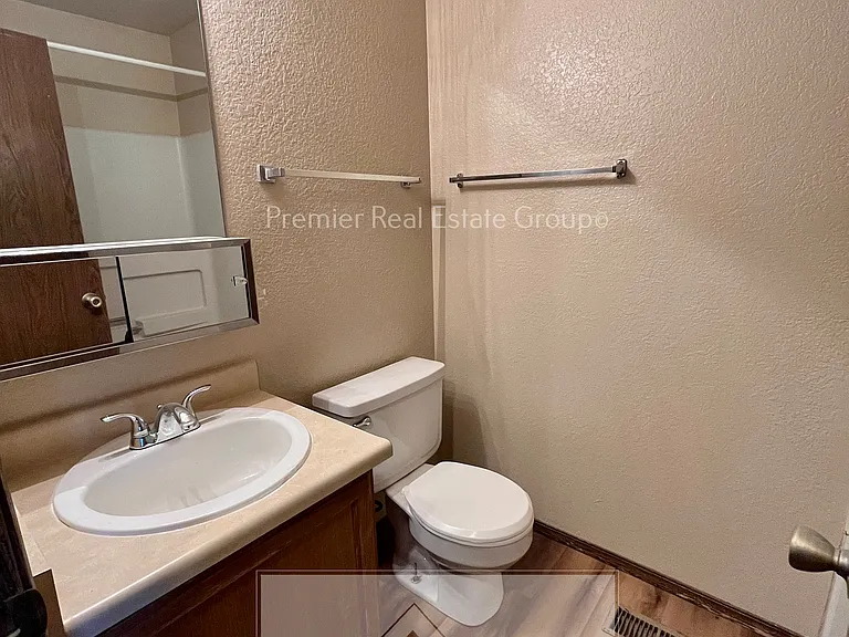 2158 Baltimore Cir — Photo 9