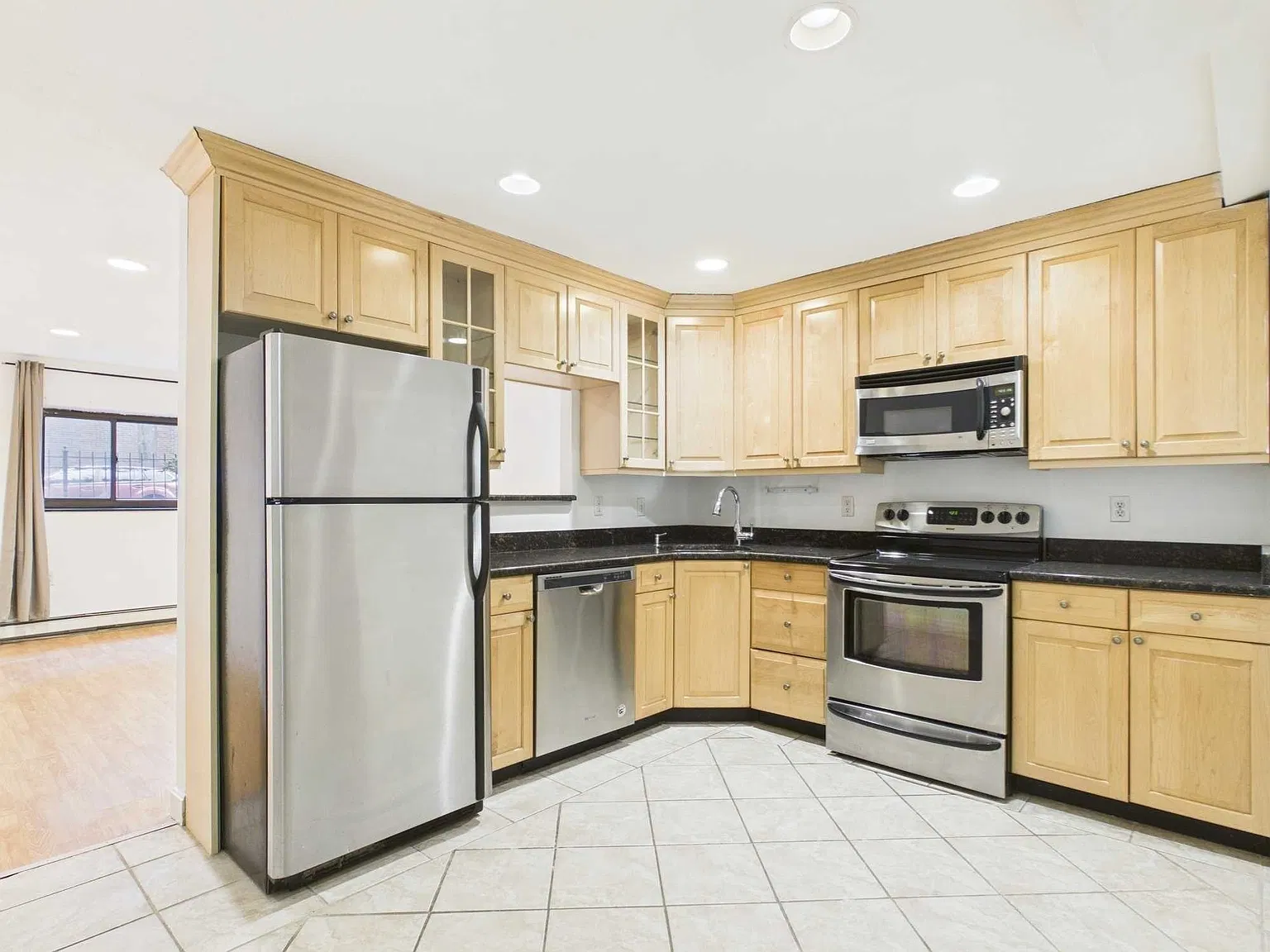 2 bed, 1.0 bath, 774 sqft, $2,400 — Photo 2