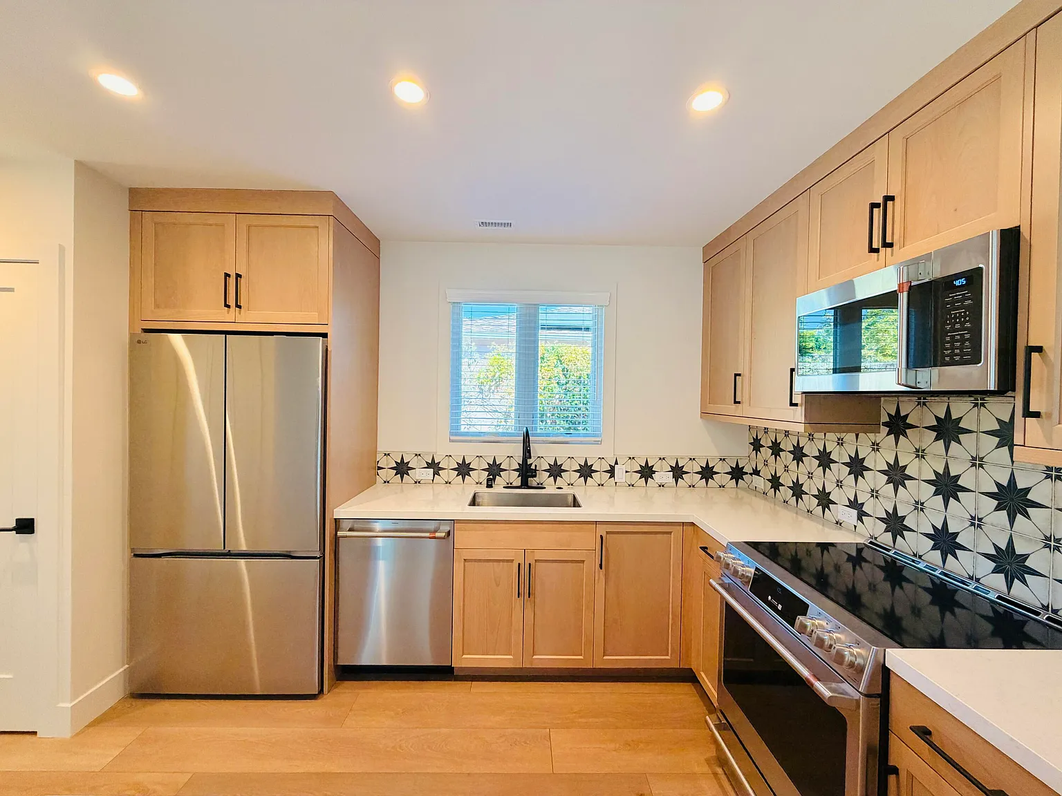 2 bed, 1.0 bath, 1128 sqft, $5,800 — Photo 3