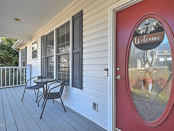 4th image of 4 Saddlebrook Ln