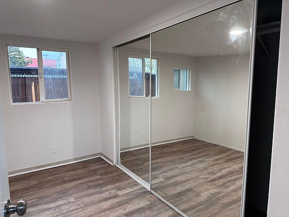 4th image of 913 Hornblend St