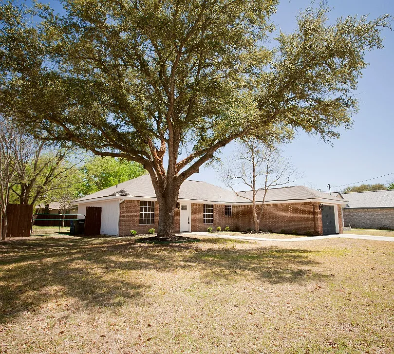3 bed, 1222 sqft, $1,595 — Photo 1