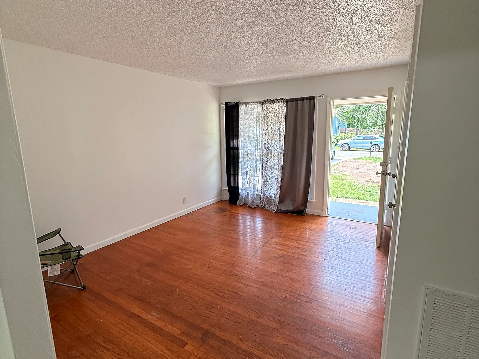 3 bed, 1100 sqft, $1,700 — Photo 3