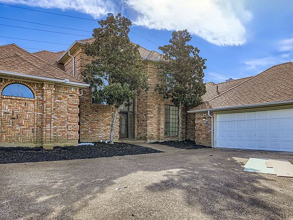 3rd image of 2210 Club Creek Cir