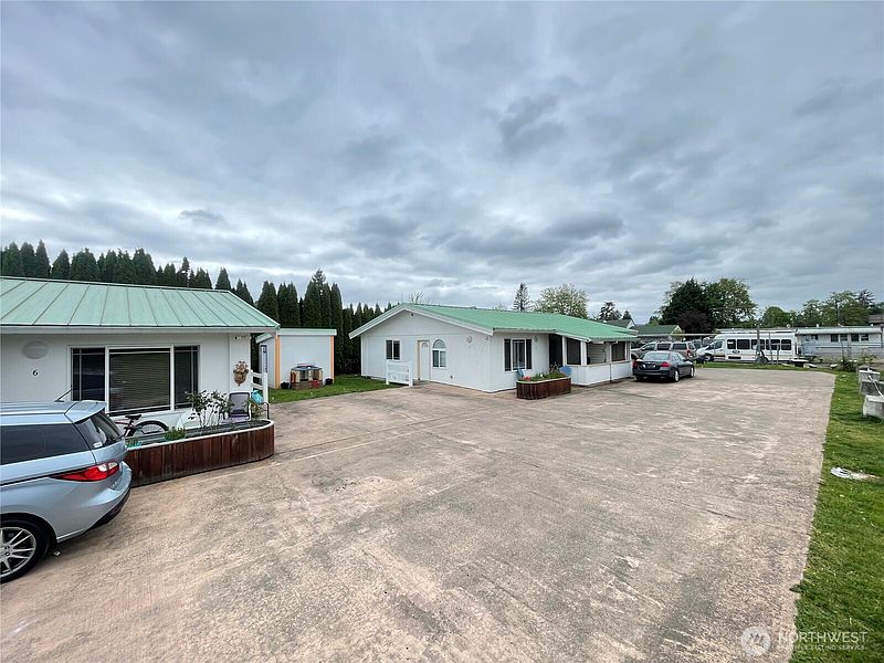 2nd image of 109 4th Avenue SE