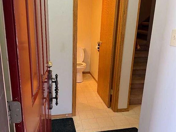 2nd image of 635 E Prairie Meadows Close W