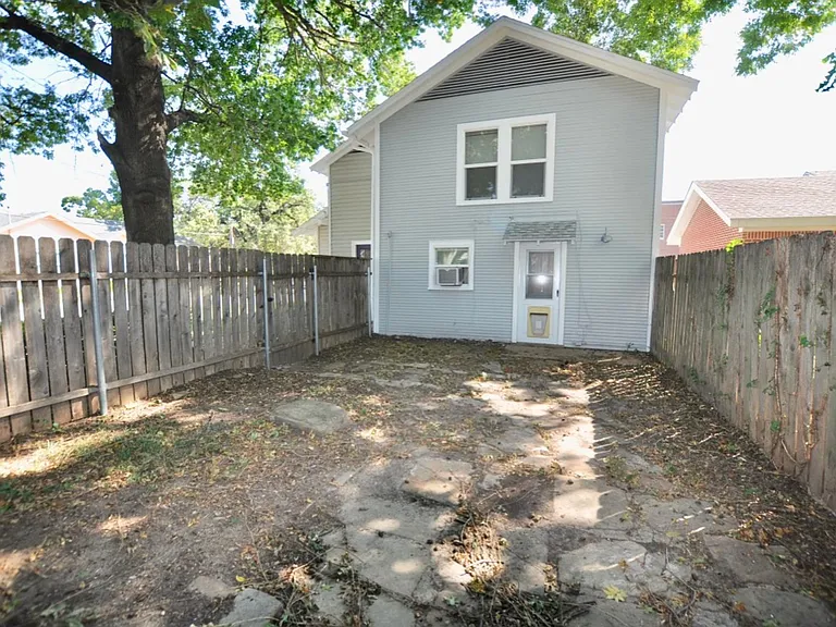 201 1/2 W Columbia St — Photo 13