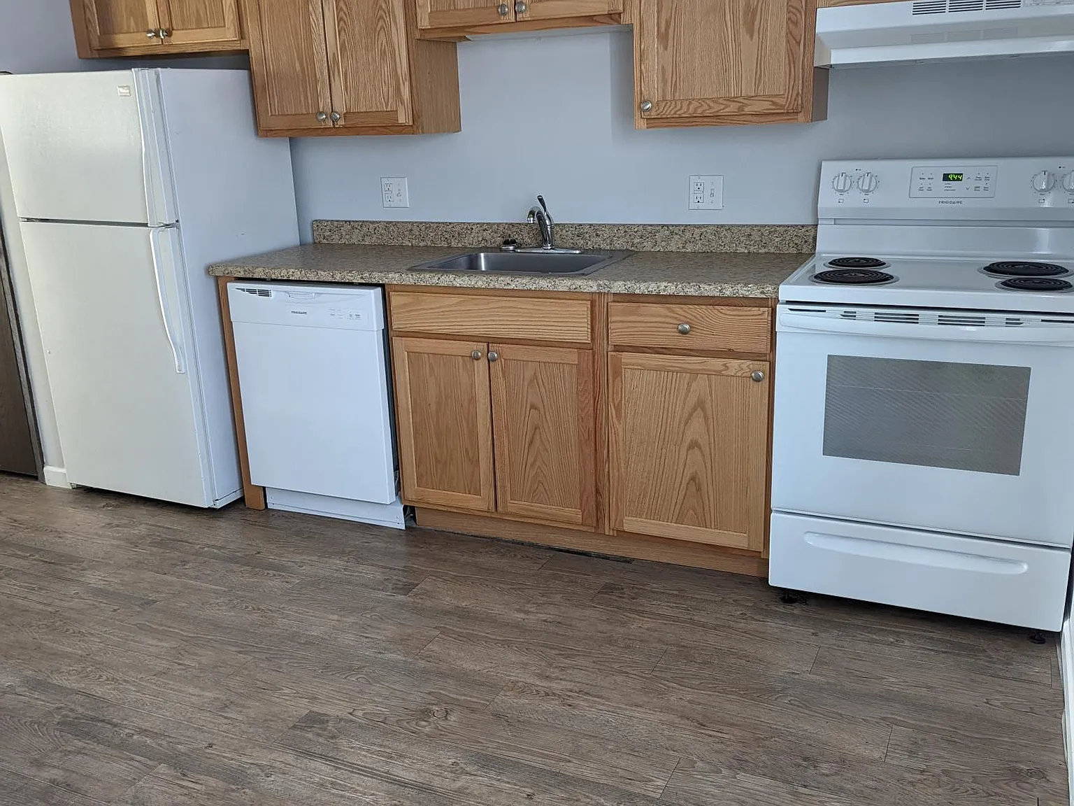 2 bed, 1.5 bath, 819 sqft, $1,070 — Photo 3