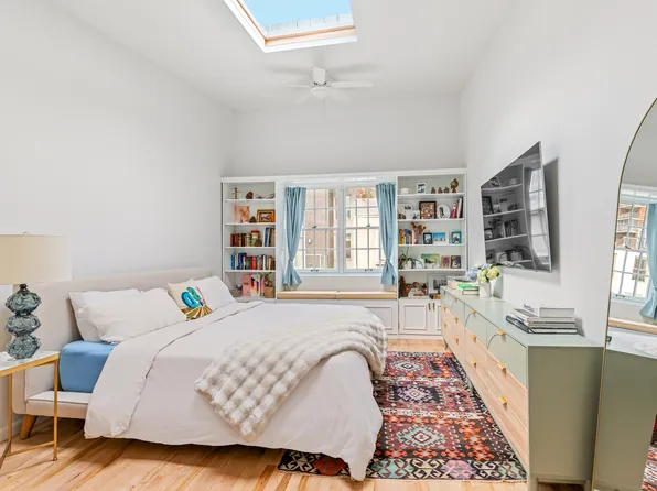 347 West 22nd Street image 9 of 11