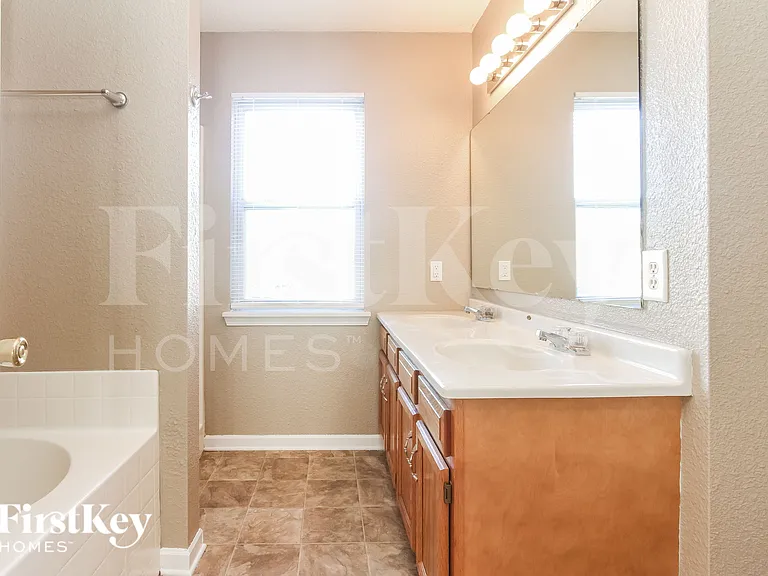 1820 Long Lake Dr — Photo 12