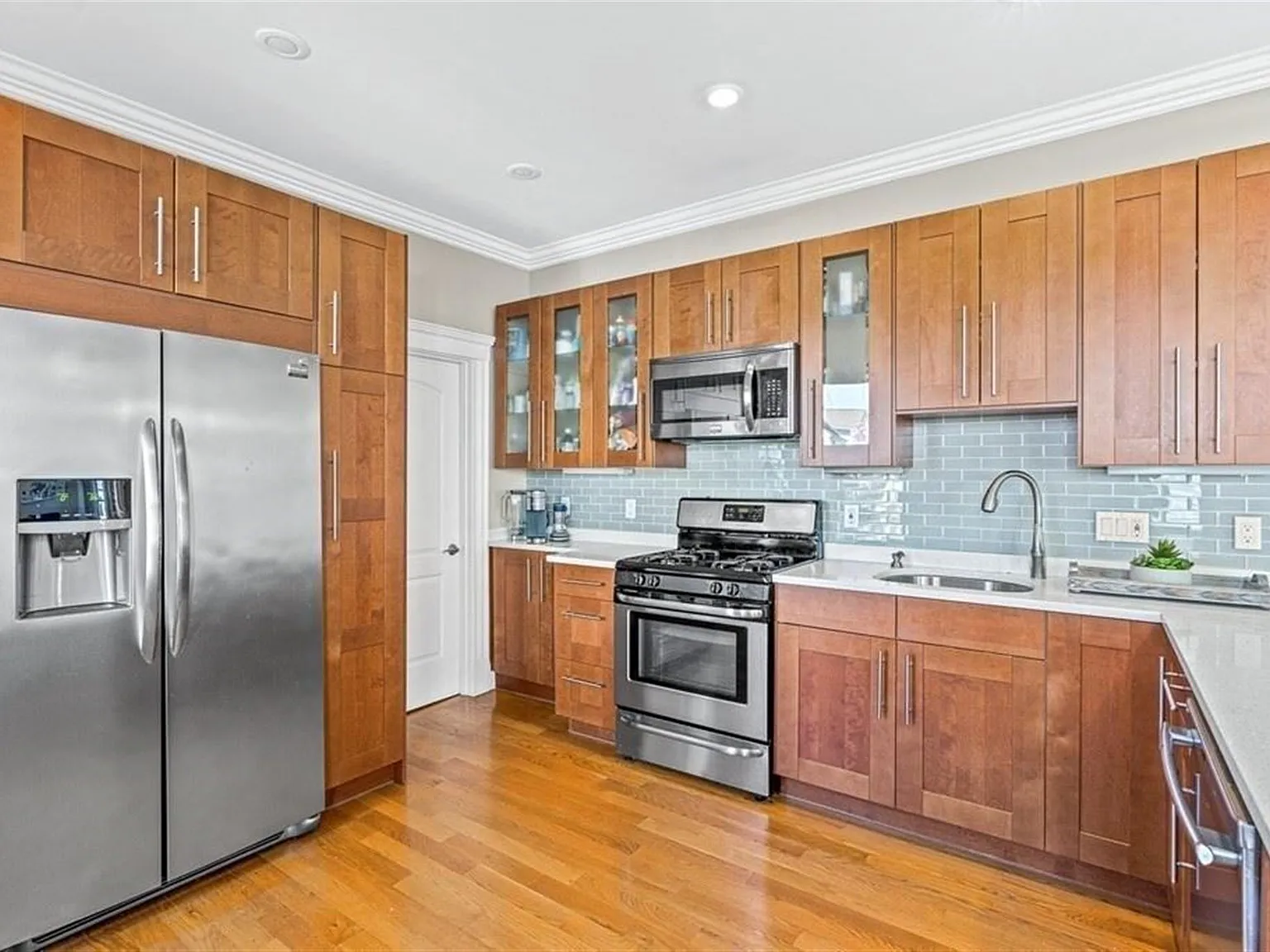 4 bed, 1.5 bath, 1200 sqft, $3,650 — Photo 2