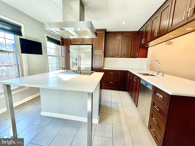 1228 C St SE — Photo 3
