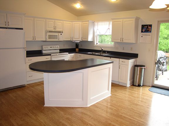 2nd image of 400 96th Ave