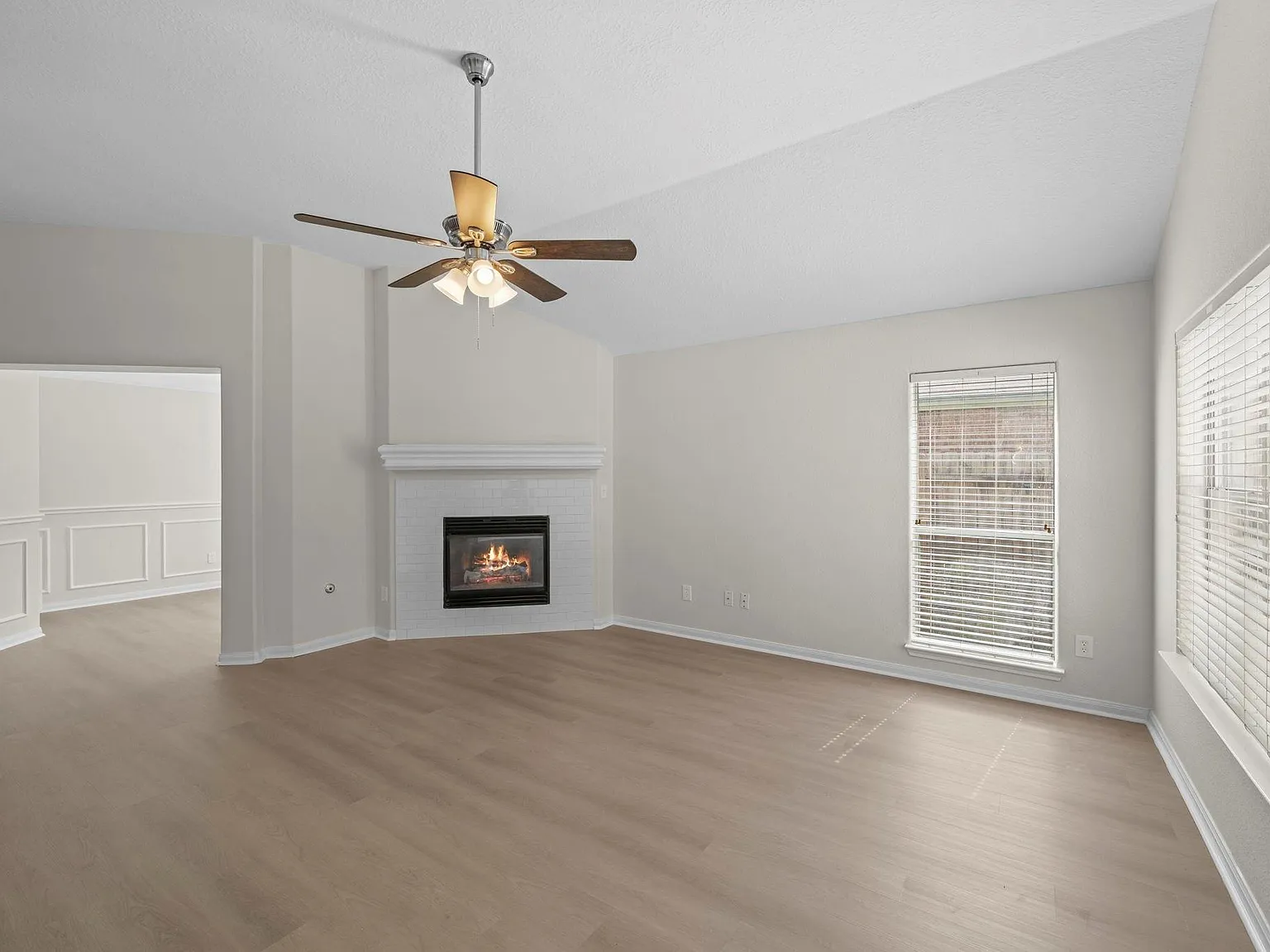 3 bed, 2.0 bath, 1598 sqft, $2,050 — Photo 2