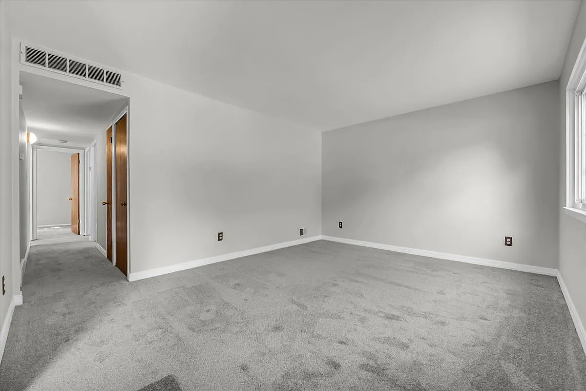 3 bed, 936 sqft, $1,350 — Photo 3