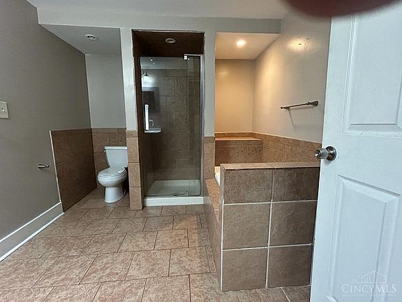 3rd image of 3835 Borden St