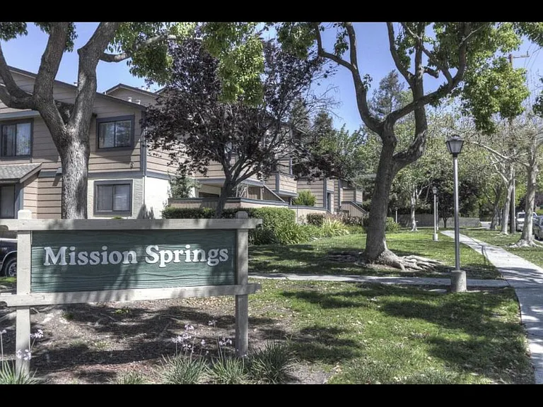 308 Hackamore Ln — Photo 12