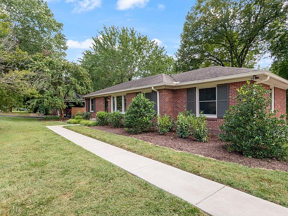 3rd image of 631 Oakley Dr
