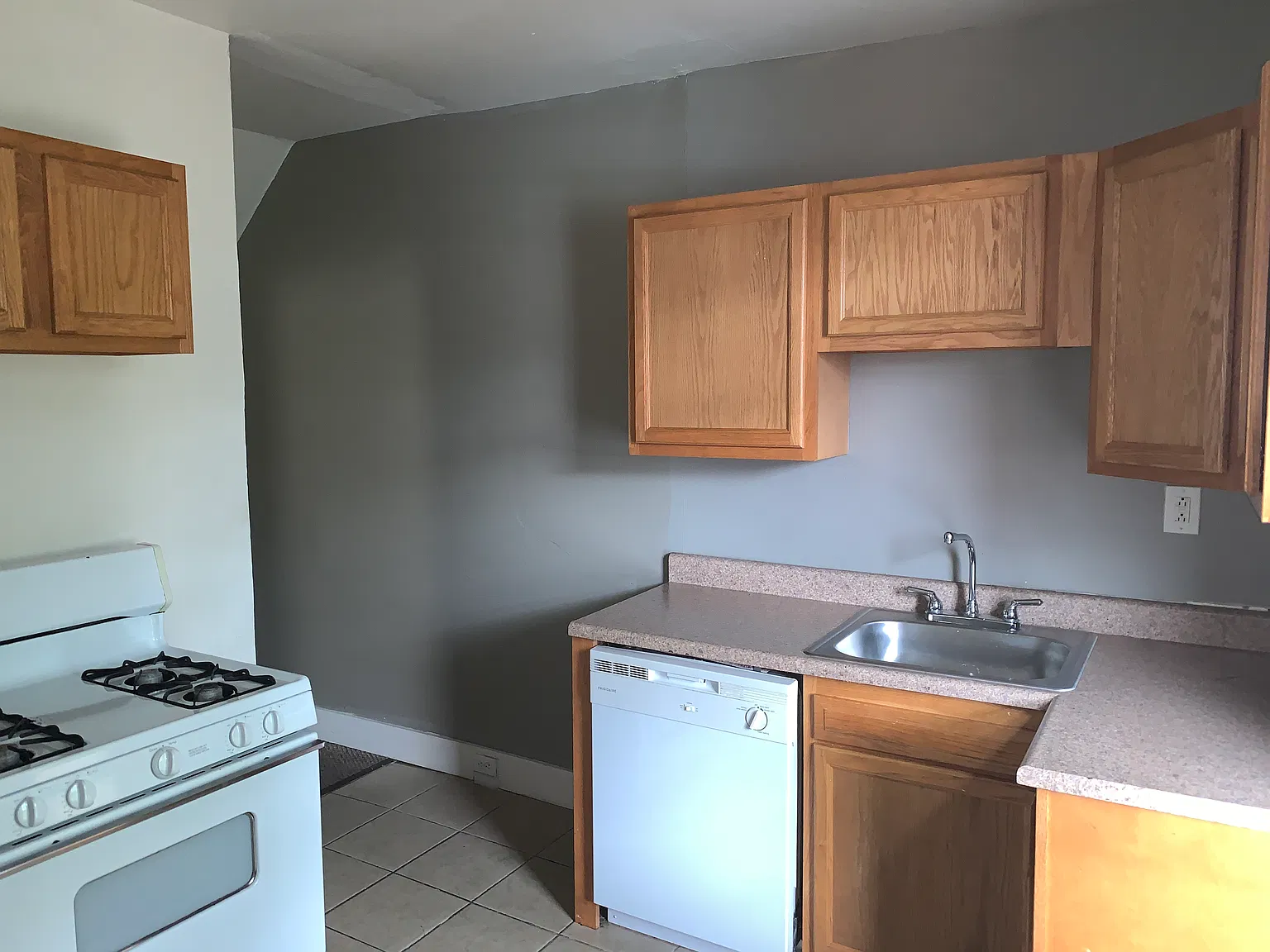 Spacious Oakland House With Bonus Room - Available August 2024! — Photo 3