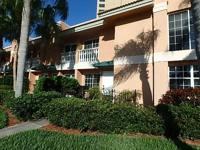 922 N Shore Dr NE — Photo 2