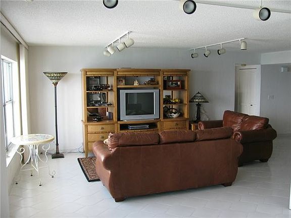 2nd image of 3960 Galt Ocean Dr #18