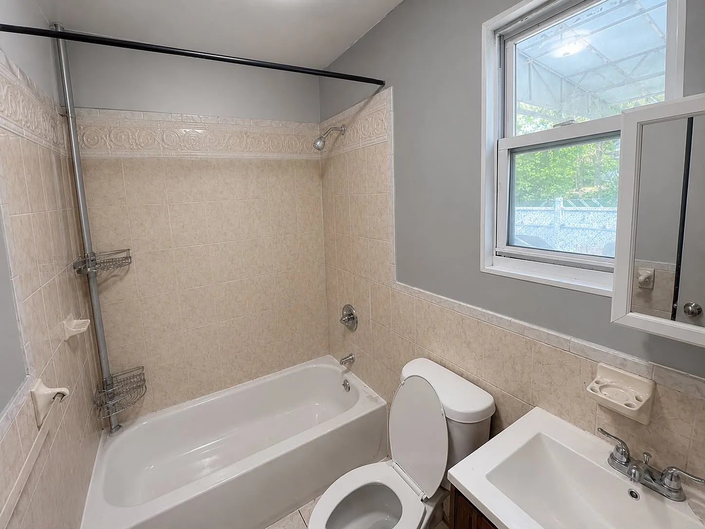 3 bed, 900 sqft, $3,400 — Photo 1