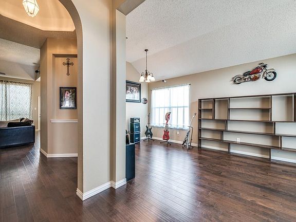 3rd image of 1050 Overland Dr