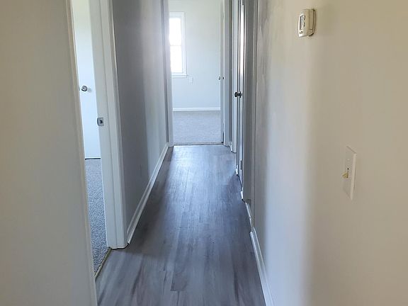 5th image of 10 Carrington Ct W