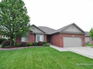 21140 Glenview Ct, Macomb, MI 48044
