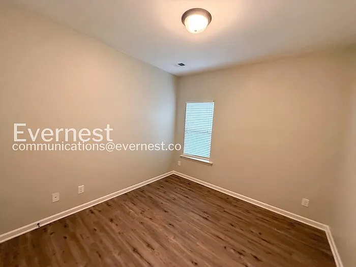 208 Hampton Dr — Photo 17